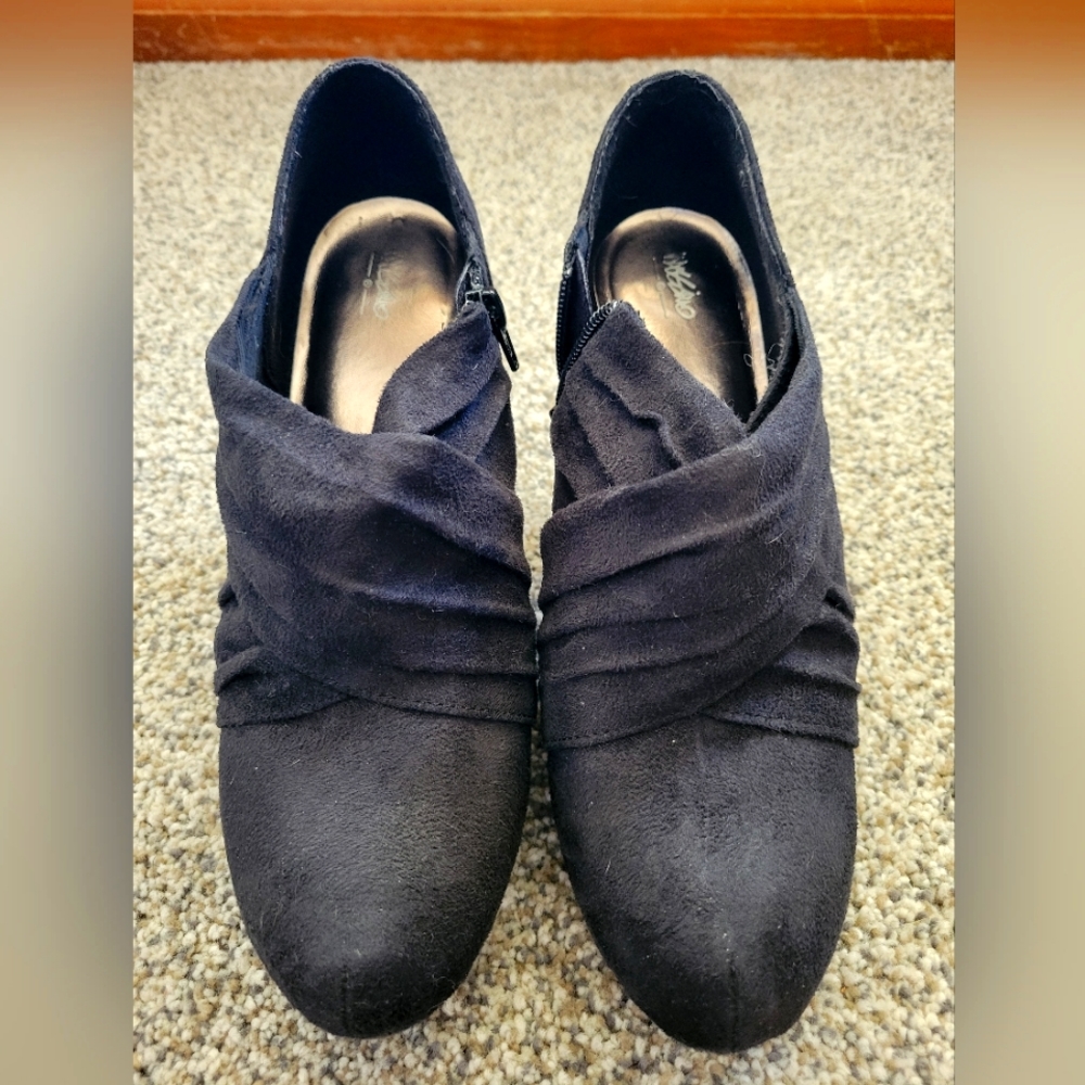 Mossimo black suede heeled bootie